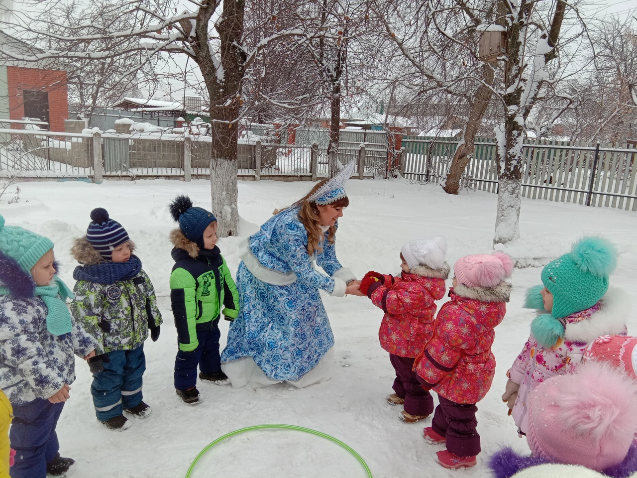 Дети в садике зимой на прогулке